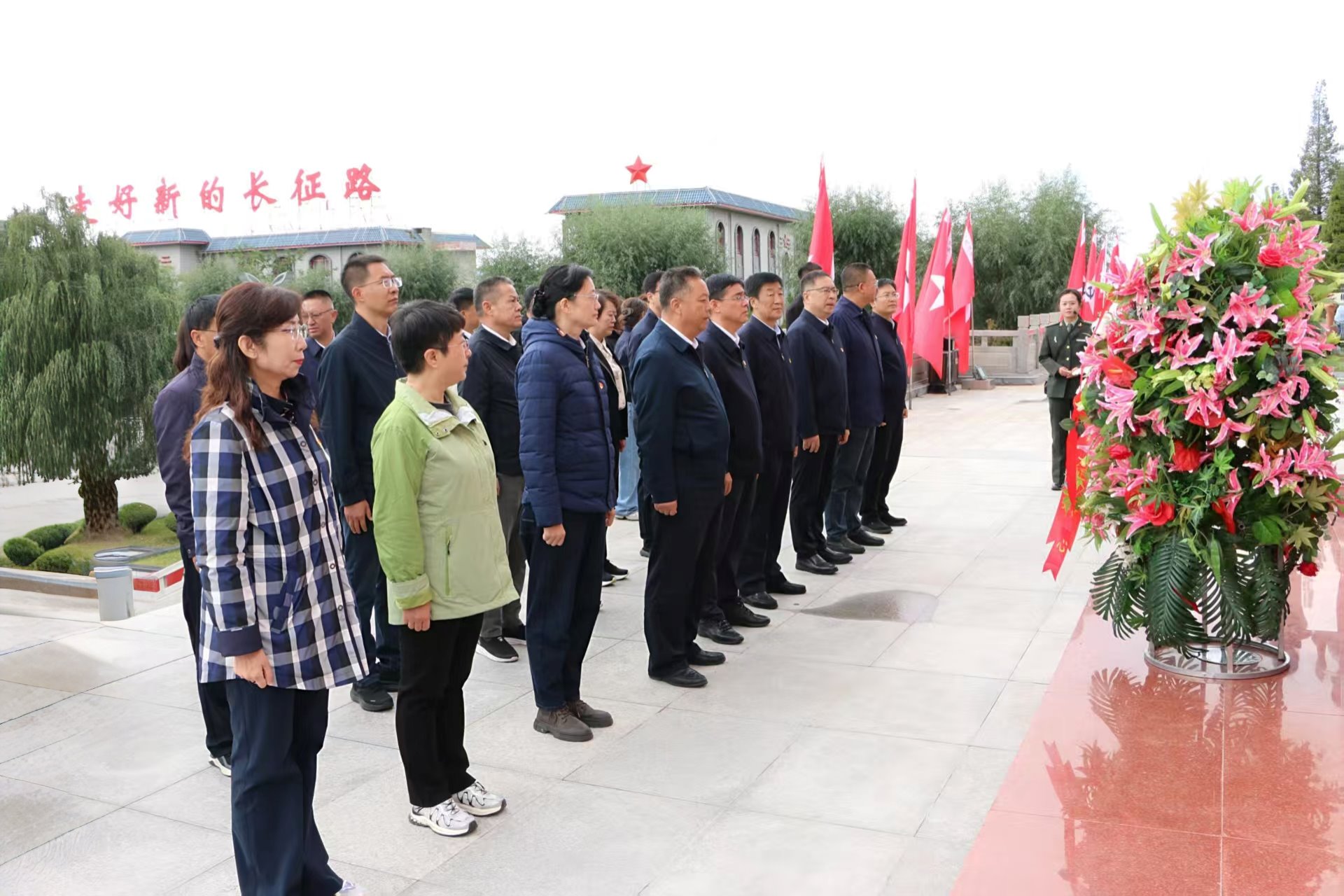 学校召开2025年第10次党委理论学习中心组（扩大）学习会