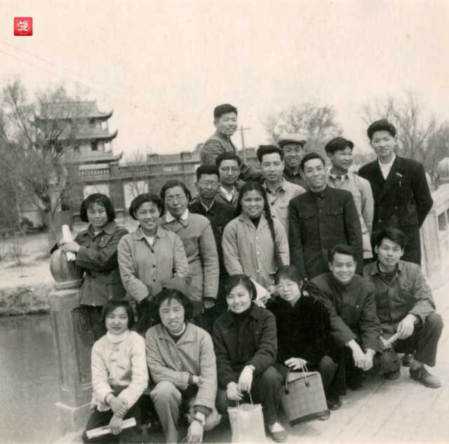 3、1962年“五一”劳动节, 教职工在银川中山公园合影。(左起第一排苟玉霞、周雅宣、纪炎培、亢彩屏、汤洪、叶德普,第二排、邱顺凤、彭仁玲、包静元、刘方成、彭建中、郭锦霞、段秉一、陆满文、吴化政、夏忠圣、第三排中于彭龄)_副本.jpg 3、1962年“五一”劳动节, 教职工在银川中山公园合影。(左起第一排苟玉霞、周雅宣、纪炎培、亢彩屏、汤洪、叶德普,第二排、邱顺凤、彭仁玲、包静元、刘方成、彭建中、郭锦霞、段秉一、陆满文、吴化政、夏忠圣、第三排中于彭龄)_副本.jpg