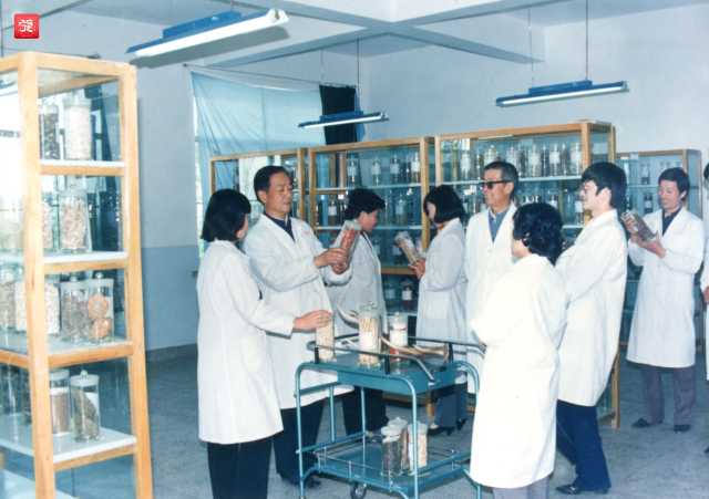 8上世纪90年代,中医系主任赵学存(左5)与教职工在中草药标本室_副本.jpg 8上世纪90年代,中医系主任赵学存(左5)与教职工在中草药标本室_副本.jpg