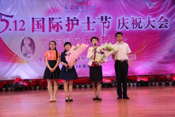 为榜样人事物米藏智、吴越香老师献花